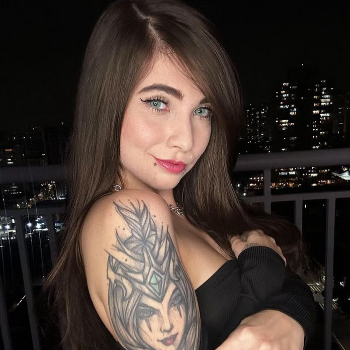 Nicole Diretora Net Worth & Earnings (2026)
