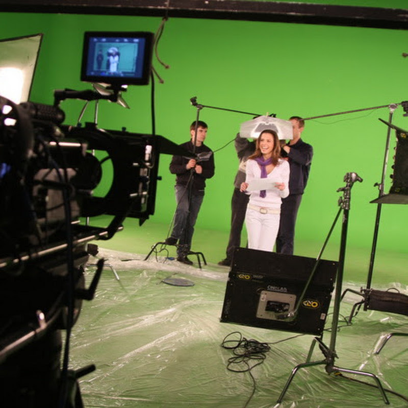 Девушки готовятся сниматься в видео