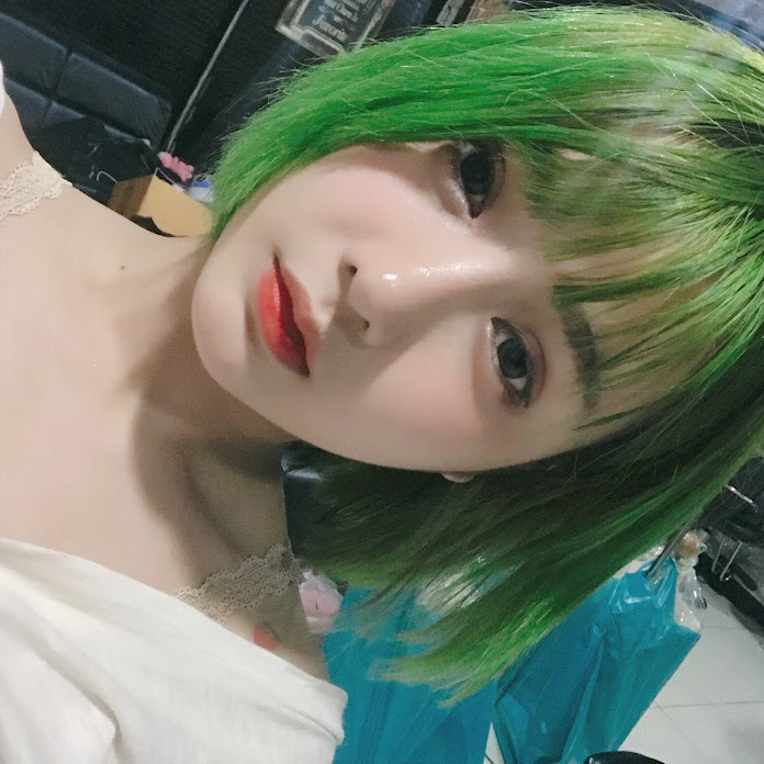 NUANIA Net Worth & Earnings (2026)