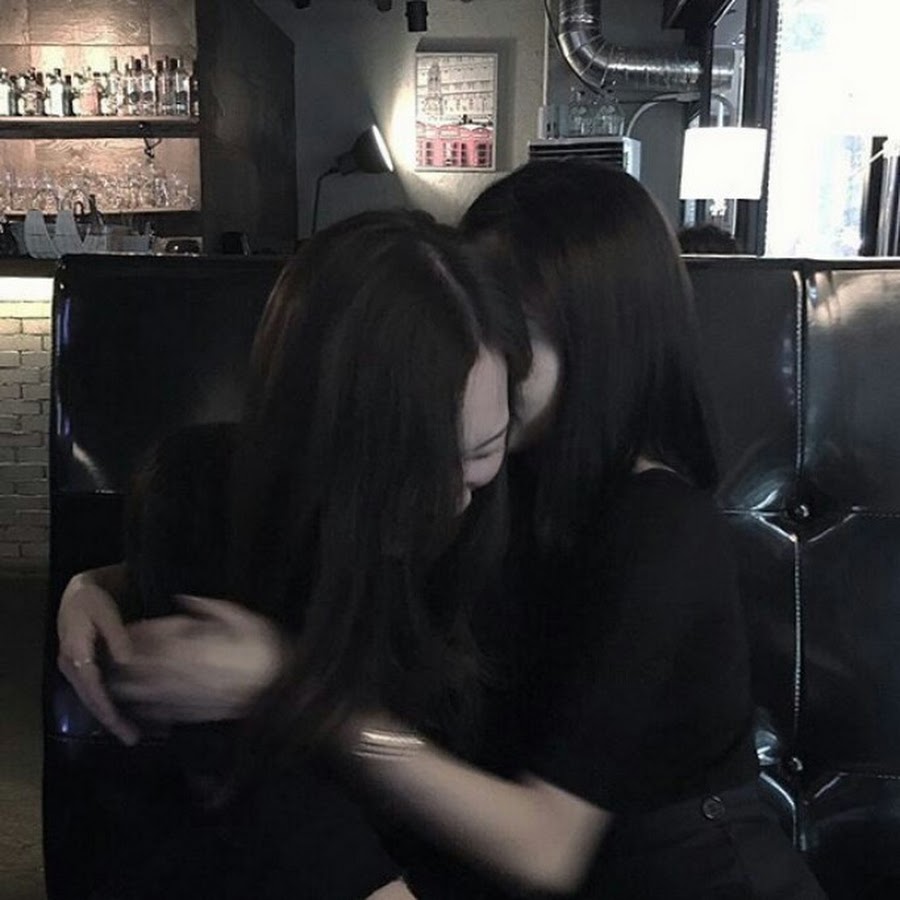 Горячие подруги приятно проводят время без парней