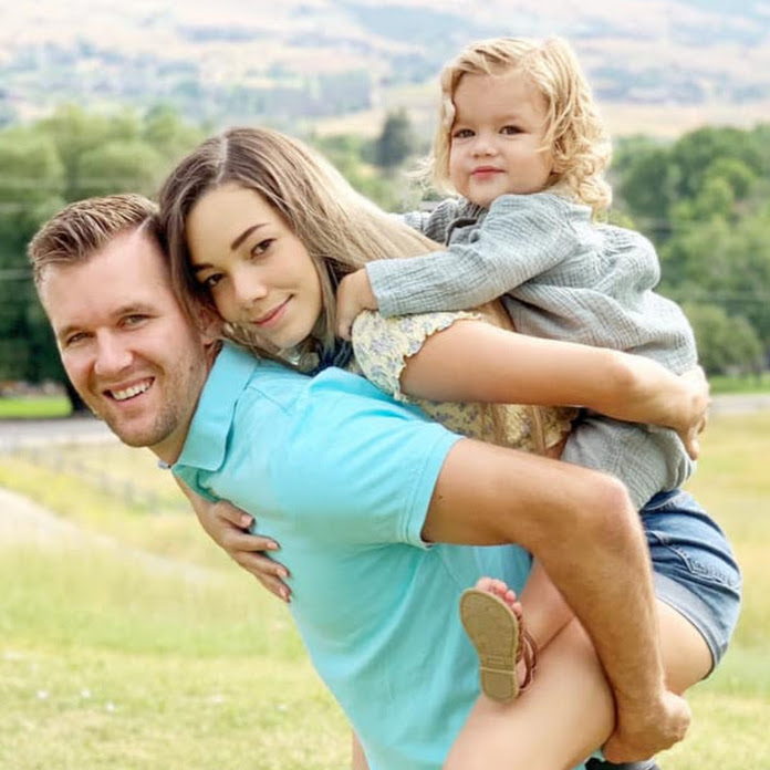 Familia Jones Net Worth & Earnings (2026)