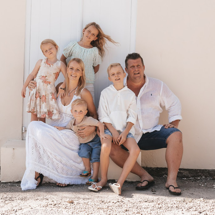 DE BELLiNGA'S Net Worth & Earnings (2025)