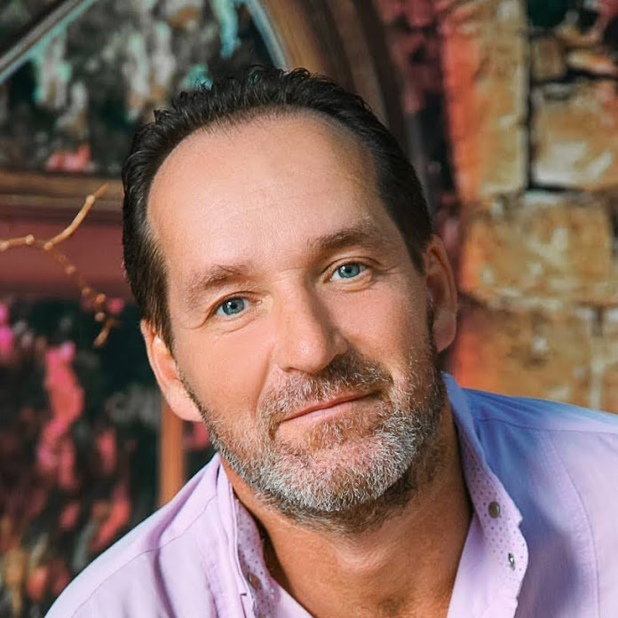 Люсьен Шамбаллани Net Worth & Earnings (2026)