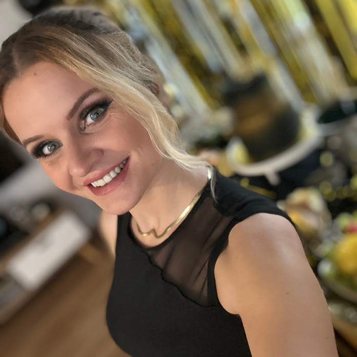 Jane Laur Net Worth & Earnings (2026)