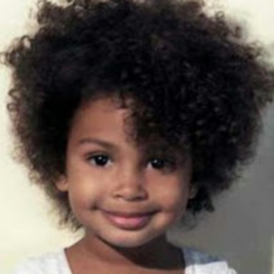 Чернокожую малышку шпокает белый парнишка