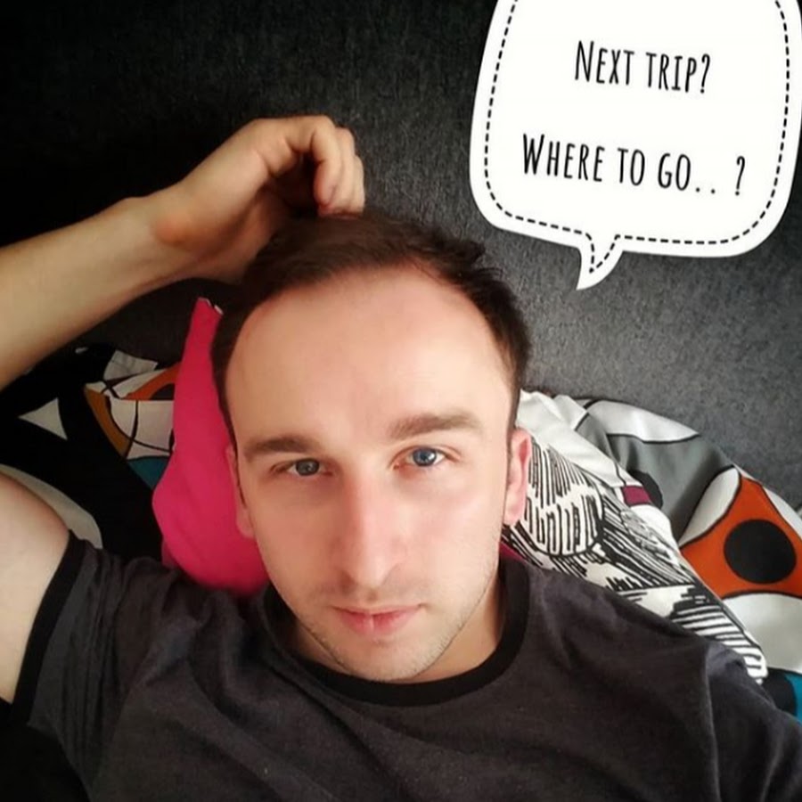 Мужик натягивает двух подруг в широкой постели