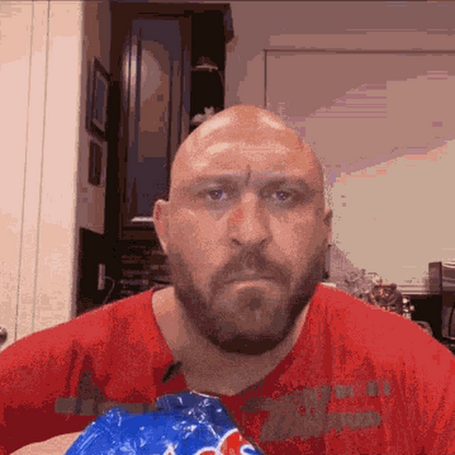 Лысый чувак ест чипсы. Лысый с чипсами. Чипсы лысых. Лысый мужик с чипсами. Чипсы лысых.