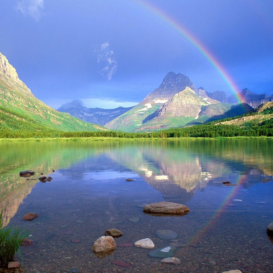 Природа обновилась. Красивая Радуга. Пейзаж с радугой. Озеро в горах. Красота природы.