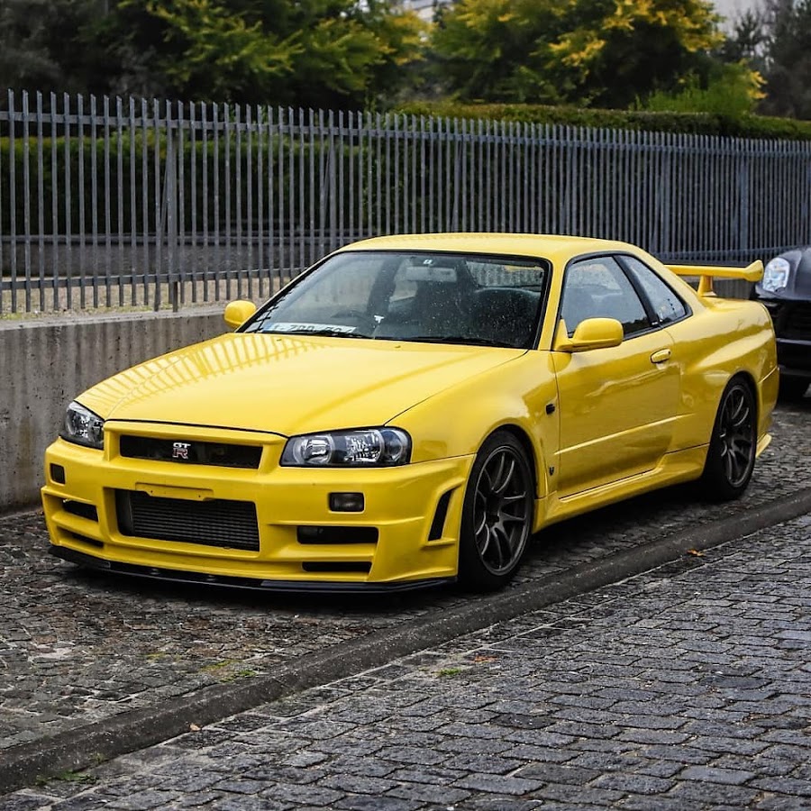 Nissan Skyline r34 GTR Yellow