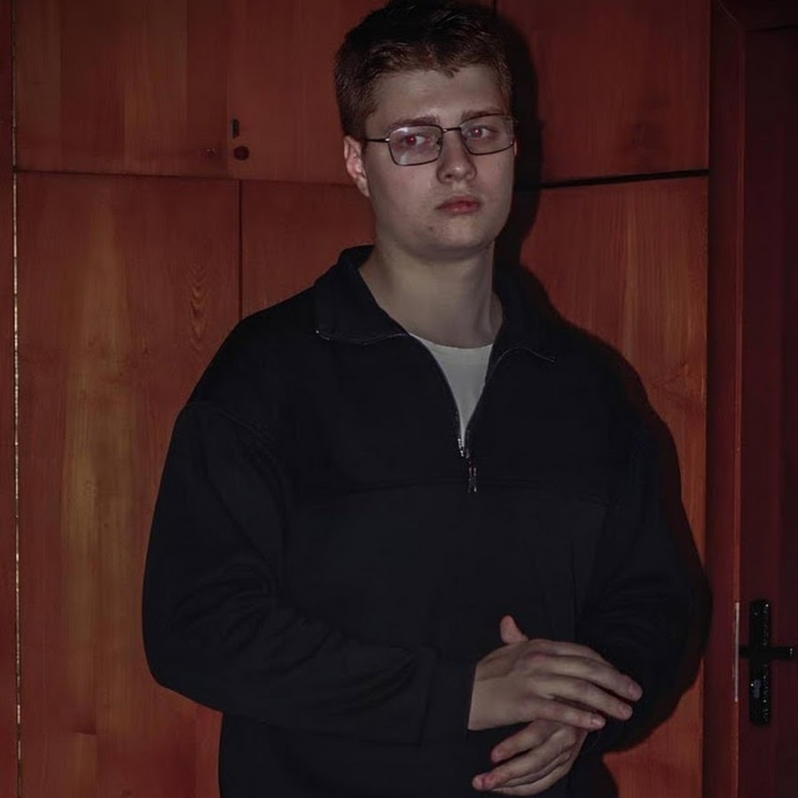 Обзорщик машин с бородой