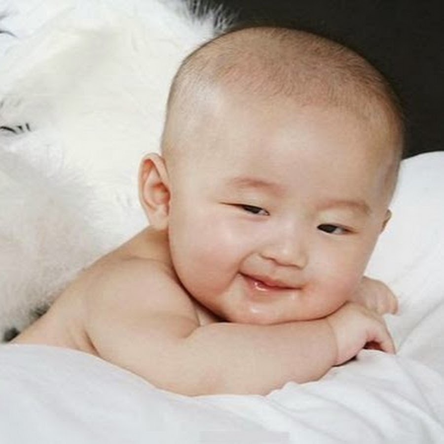 True baby face. новорождённые дети с карими глазами. Baby face from beside. малыш улыбается. красивые малыши.