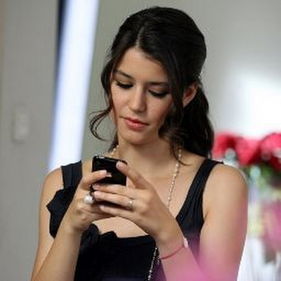 курящие женщины в турции. неслихан атагюль курит за кадром. курящие турецкие актрисы. берен саат курит. турецкие женщины курят.