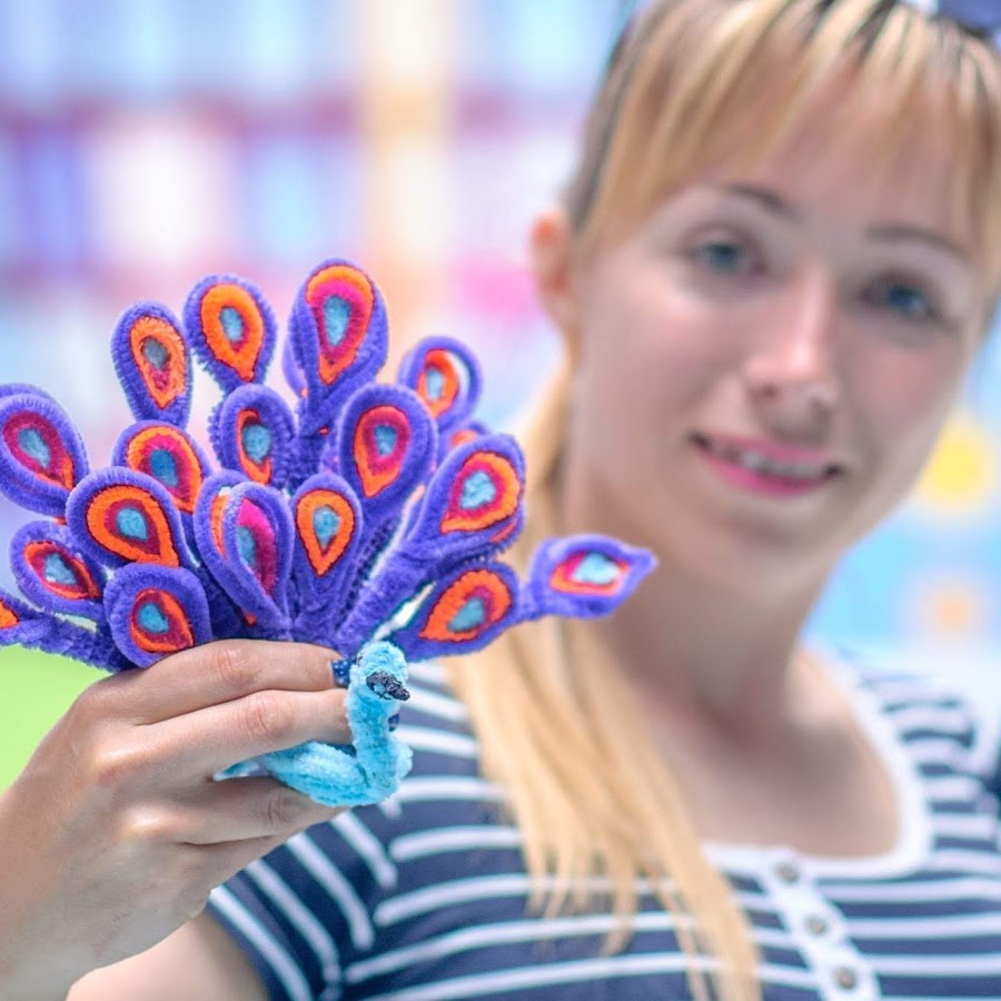 Handmade ютуб канал. Handmade ютуб. ободок для логотипа. подарки на деревянном столе. логотип в стиле хендмейд.