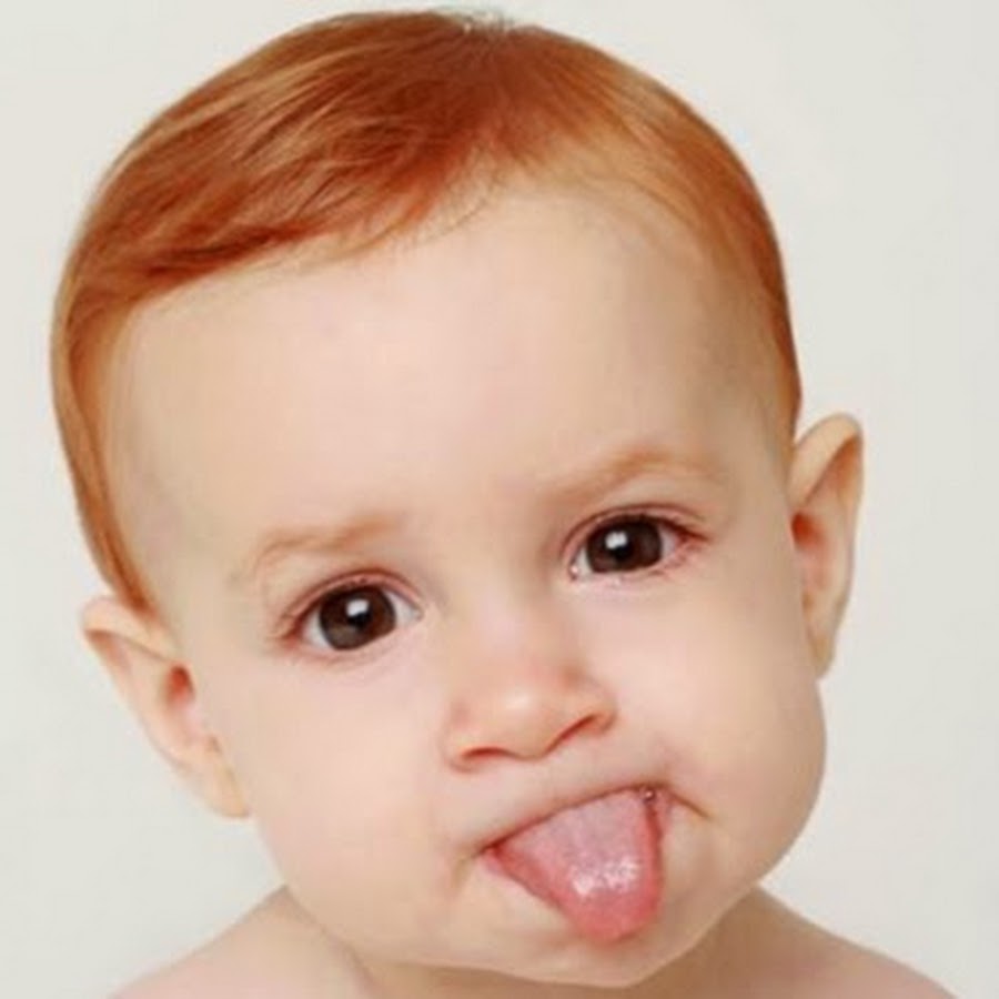 Малыш показывает язык