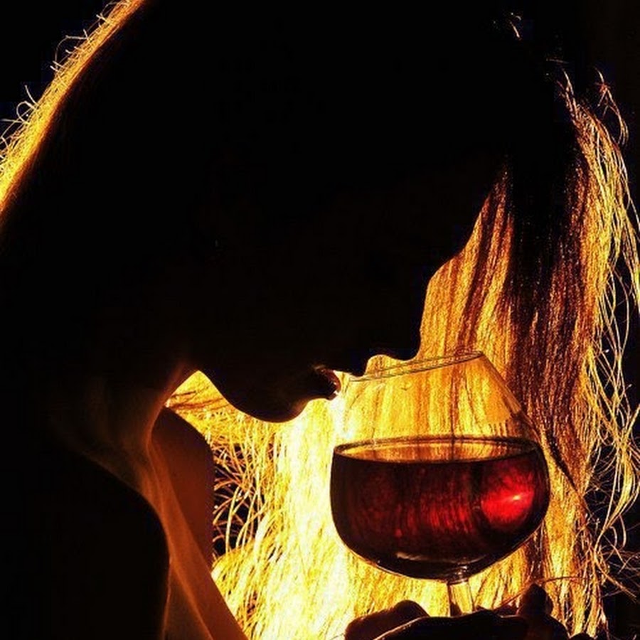 Песня недопитый бокал грусть не в силах. Женщина с бокалом вина. Девушка с бокалом вина. Женщина с вином. Девушка с бокалом вигн.