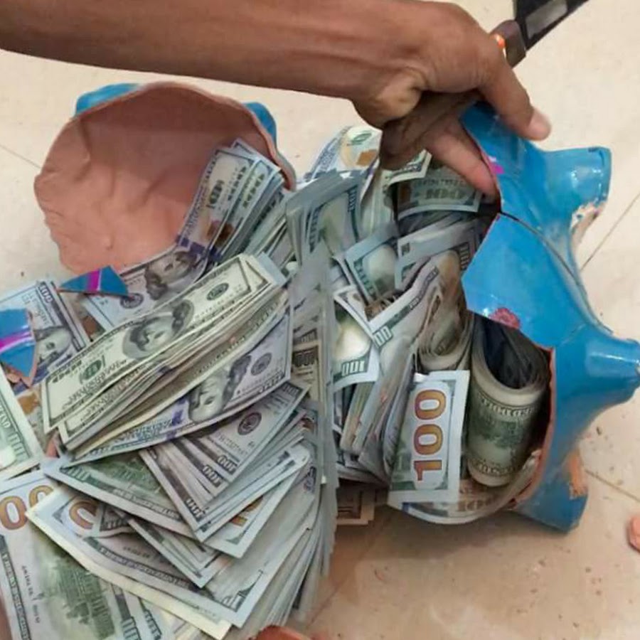 Бог достатка. Исполнение денег. Человек передает деньги. Исполнение денег. Исполнение денег.