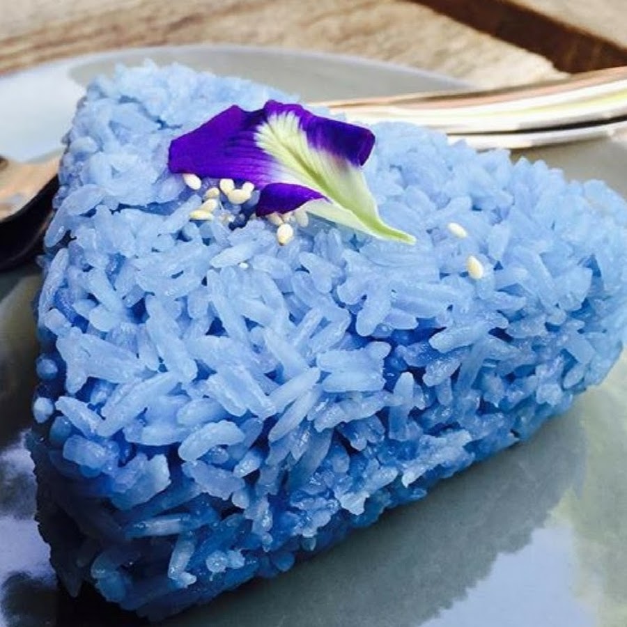 Синяя еда. Синий рис. Голубая еда. Еда синего цвета. Рис синего цвета.