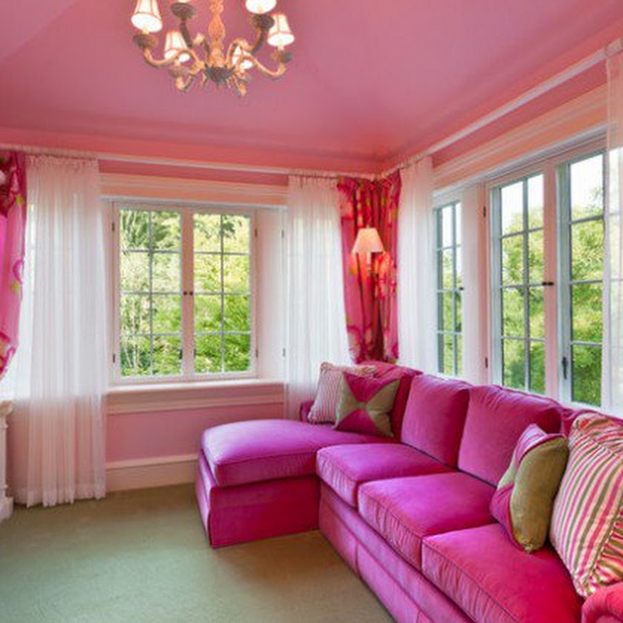 Красивая квартира розового цвета без людей