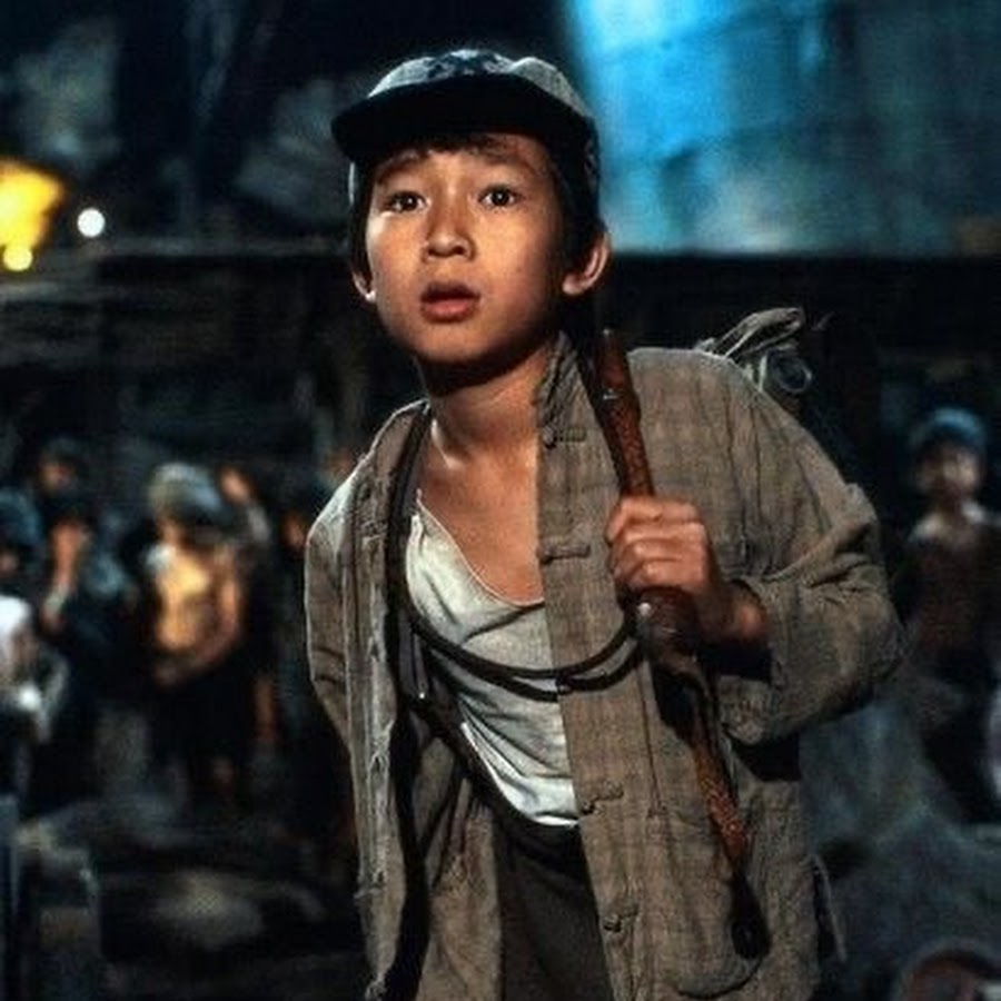 Индиана джонс мальчик. Джонатан ке кван индиана джонс. Ке хюи куан актер. Индиана джонс 2 коротышка. Индиана джонс мальчик.