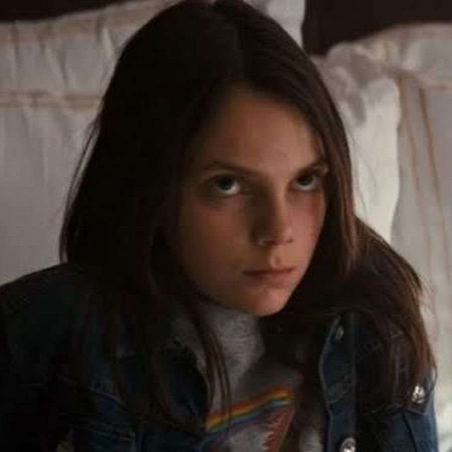 Дафни кин украденные фото. Дафни кин логан. Dafne keen with father. Dafne keen with father. Дафни кин сейчас фото в купальнике.