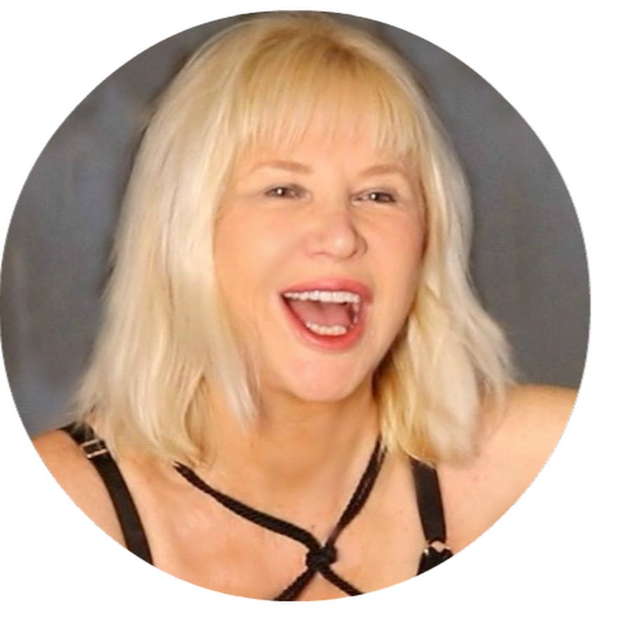 Бриллиант в шкатулке красиво. Joanna diamond. Подруга матери. Mercury and diamond. Mercury and diamond.