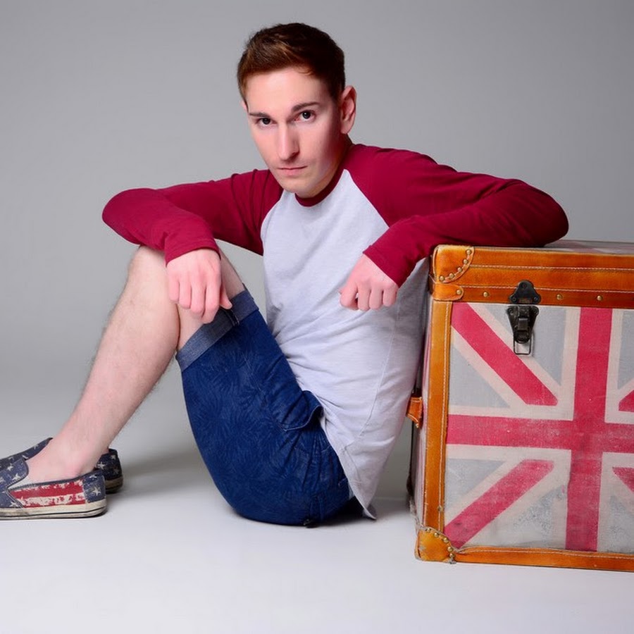 Adam video. Адам драйвер фотосессии. Лео девенпорт. Адам хубер торс. Адам грант.