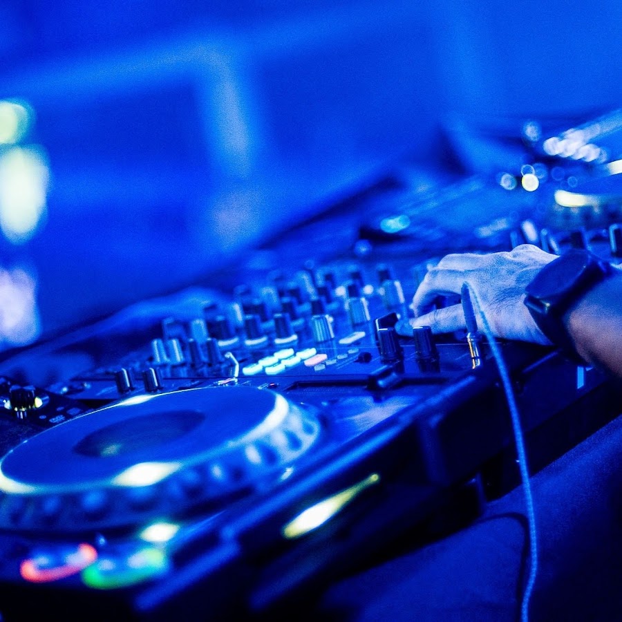 девушка в наушниках танцует. Dj новинка. Dj новинка. девушка в наушниках. Dj новинка.