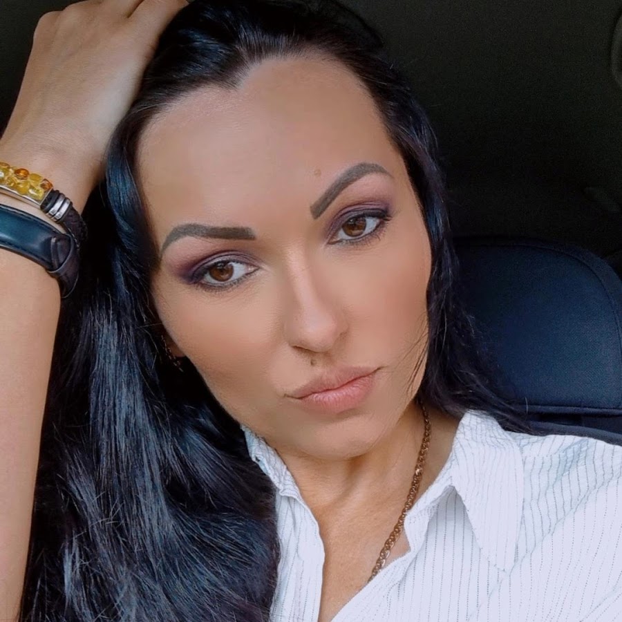 Немного забота. Нежный мужчина. Мужчина и женщина заботитс. Любовь и забота. Теплые объятия.