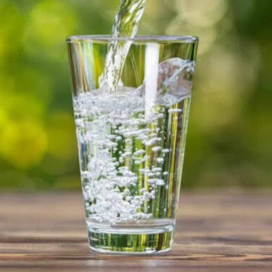 Реакция в стакане воды. Стакан воды. Минеральная вода в стакане. Чистая вода. Стакан воды на природе.