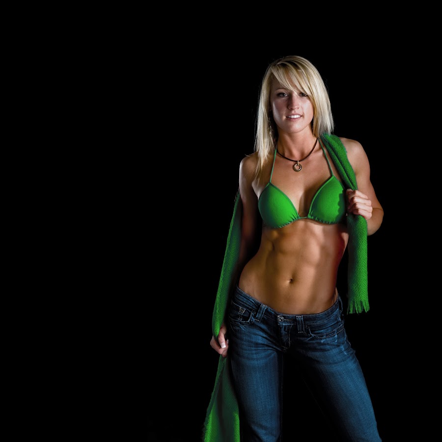 Фитнес 21. Девушка в зеленой спортивной форме. Девушки в зеленой спортивной форме без фона. Мускулы фото на хромакее.