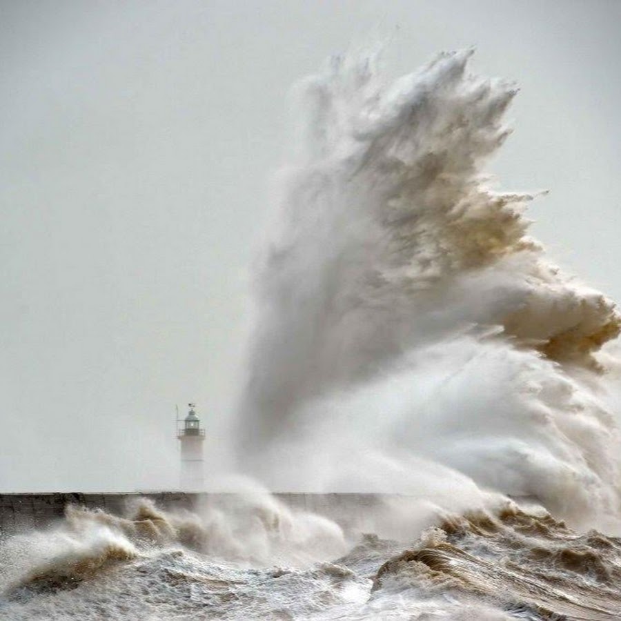 Волна Англия. Место бури. Волнистые волны в Англии. Stormy Waters.