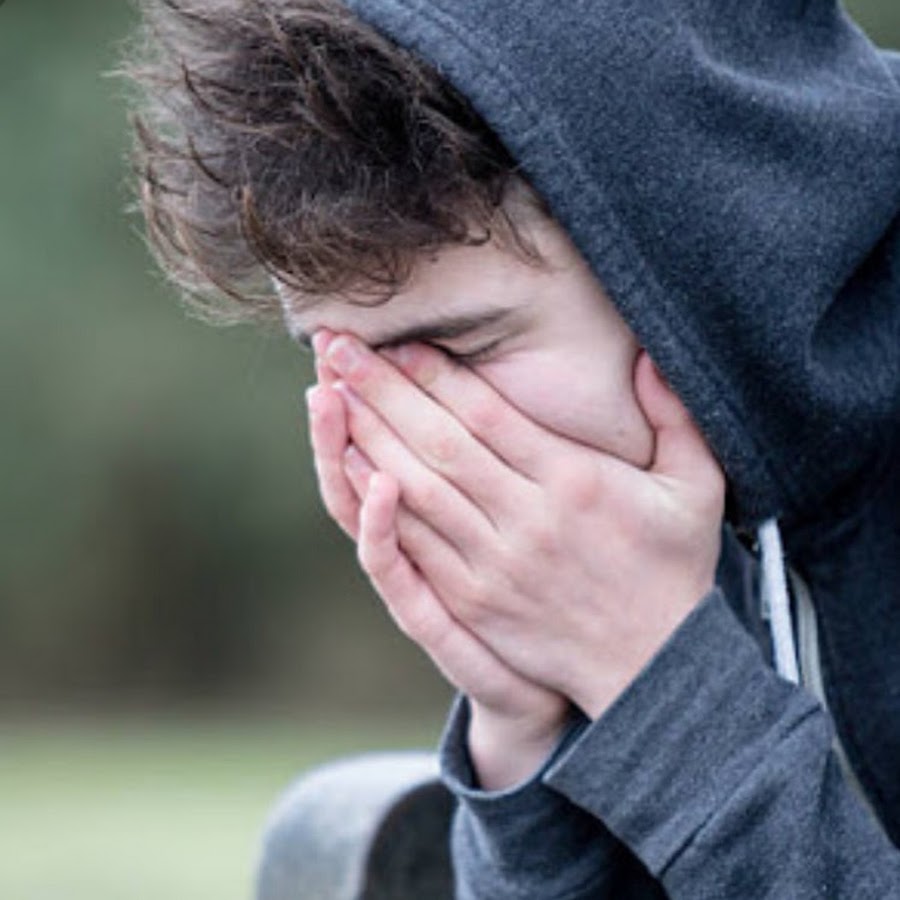 почему подросток плачет. мальчик школьник плачет. расстроенный подросток. почему человек часто плачет. расстроенный подросток.