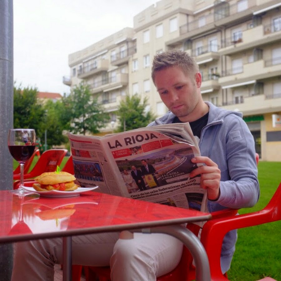 Макс русских 16 декабря. Макс ващенко. Выиграть айфон. Мемы макс максимов. Ребенок с айфоном.