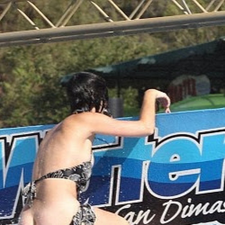 Слетел лифчик 18. Кэти Перри в аквапарке. Кэти Перри потеряла трусы. Кэти Перри потеряла трусы в аквапарке. Слетели трусы