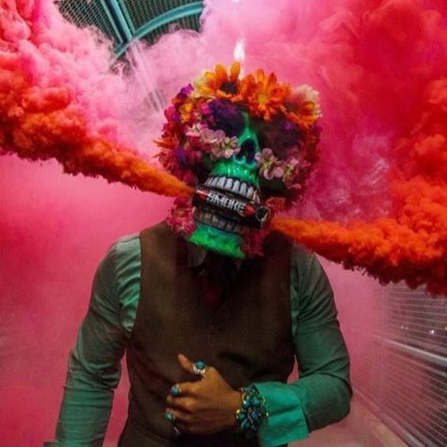 Картинки крутых видео. Человек в маске с дымом. Череп с дымовой шашкой. Клоун дым. Клоун с дымовой шашкой.