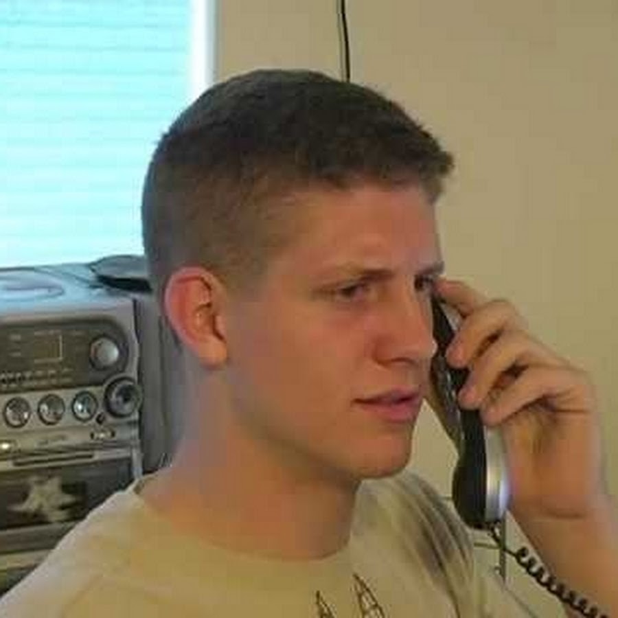 Гриффины рождество малыш питер. Томпсон белый. Guy story. Guy история слова. Гриффины рождество малыш питер.