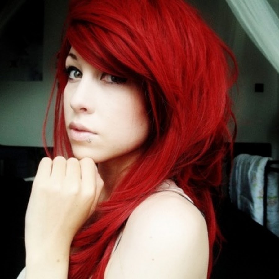 Красно белые волосы. Блогерша с красными волосами. Красная хна для волос. Девушка с большими скулами и красными волосами. Красные волосы мамы