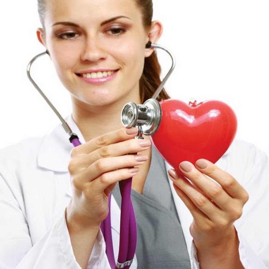 Сердце человека и доктор. Здоровое сердце. Медицинское сердце. Терапия сердечно-сосудистых заболеваний. Обследование сердца.