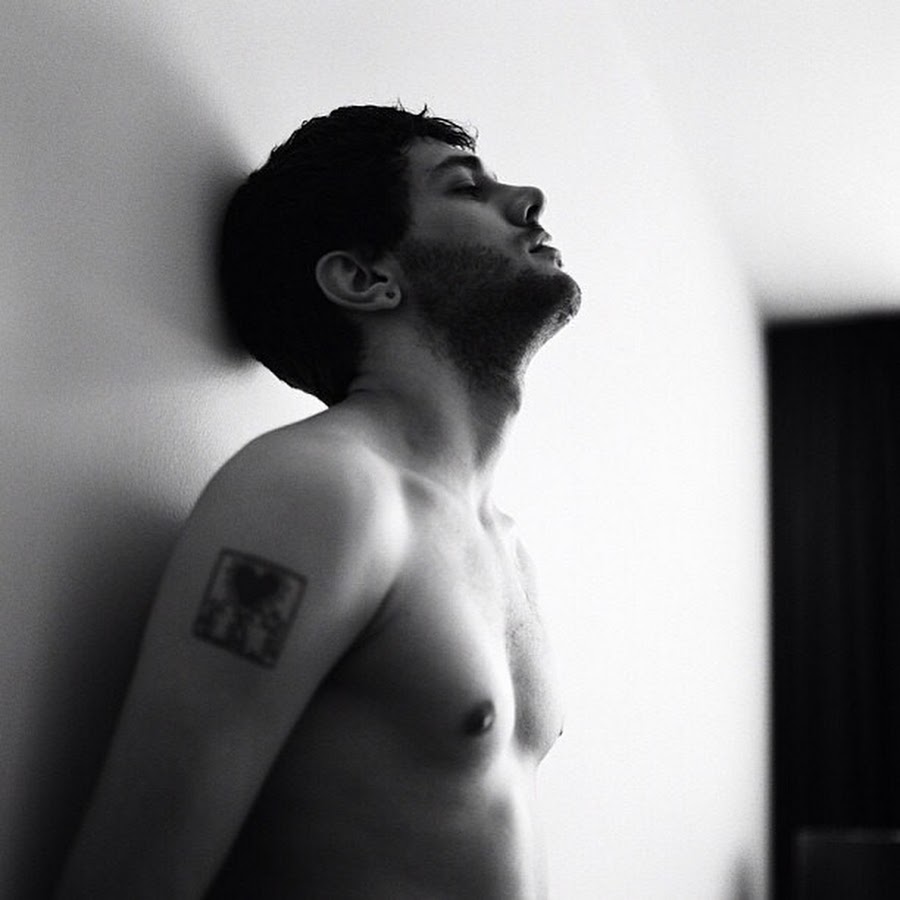 Погрузитесь в мир Ксавье Долана, талантливого кинорежиссера и актера, через...