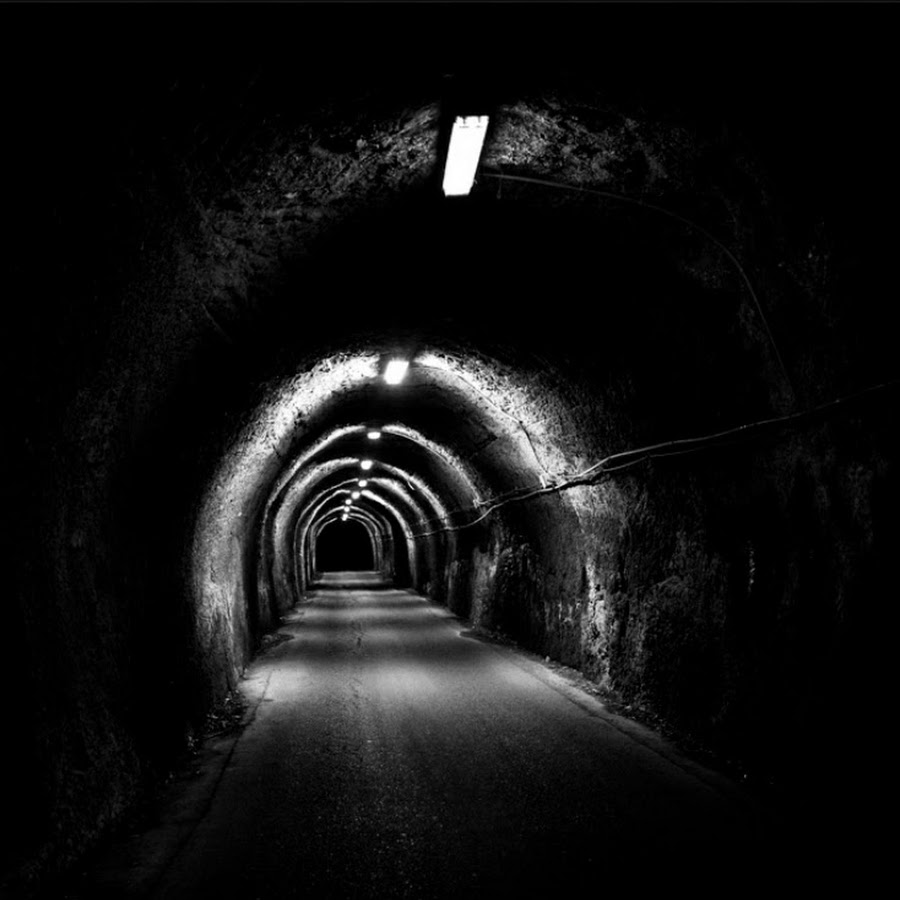 мрачный туннель. темные туннели 2. тоннель метро 2033. страшный туннель. темные туннели.