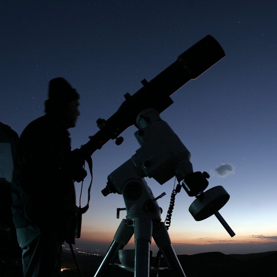 Любительская астрономия. Человек с телескопом. Астроном любитель. Наблюдательная астрономия. Совместный наблюдать
