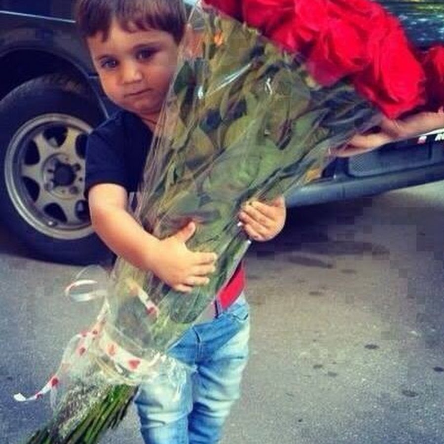Мальчик с букетом роз