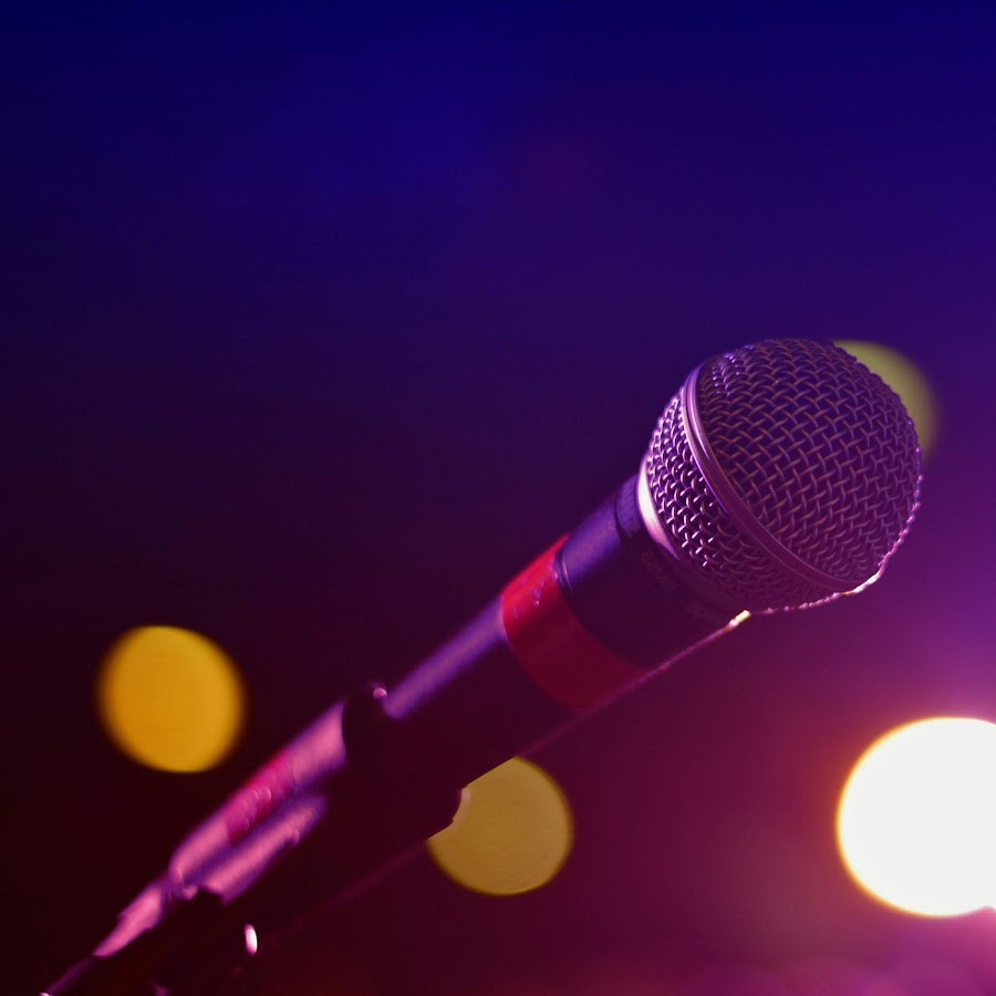 микрофон красивый. ведущий рыжий с авторадио. мужчина с микрофоном. спеть более громче. более громче или более громко.