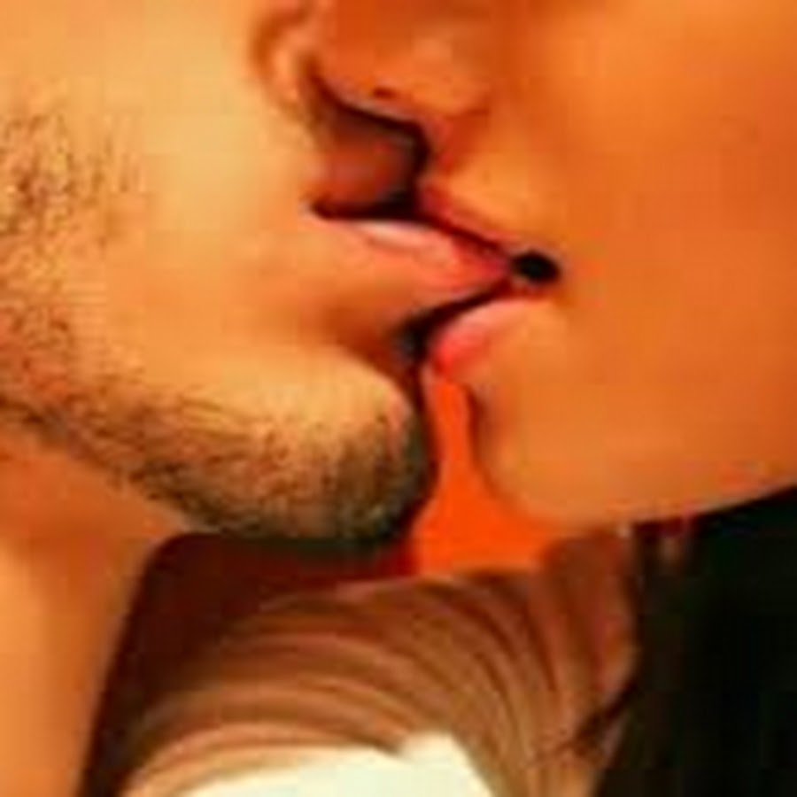 Мужчина кусает губы. Поцелуй в губы. Целующие губы. Поцелуй с языком. Поцелуи страстные в губы.