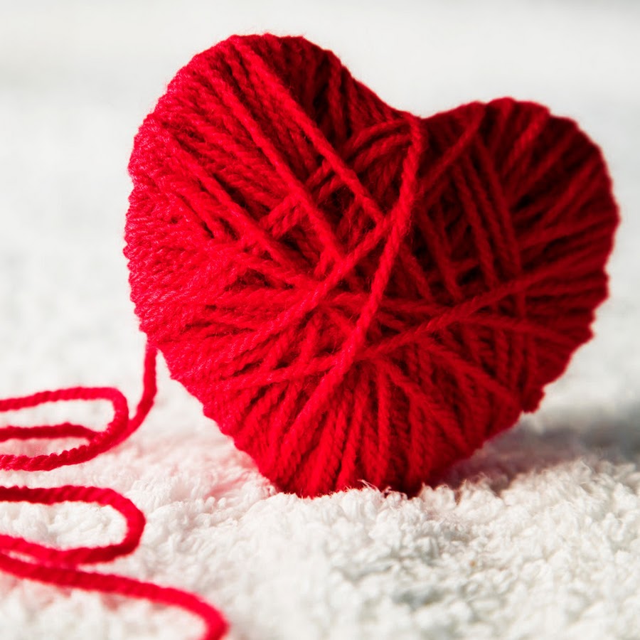 руки связанные нитью. наручники на свадьбу. люблю связывать. вяжу с любовью. волосатое сердце из вязаных ниток.