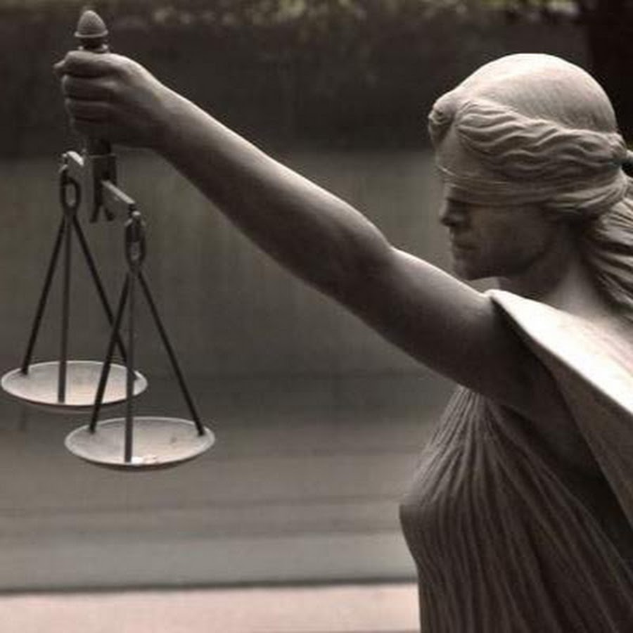 Скульптура фемиды. Девушка с весами и мечом. Атрибуты юриста. Почему фемида. Богиня правосудия темис.