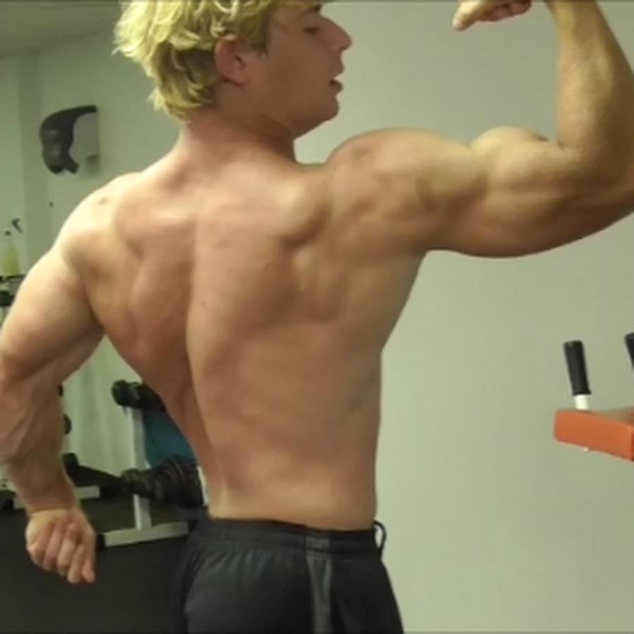 Young Bodybuilder Muscle Flexing - YouTube