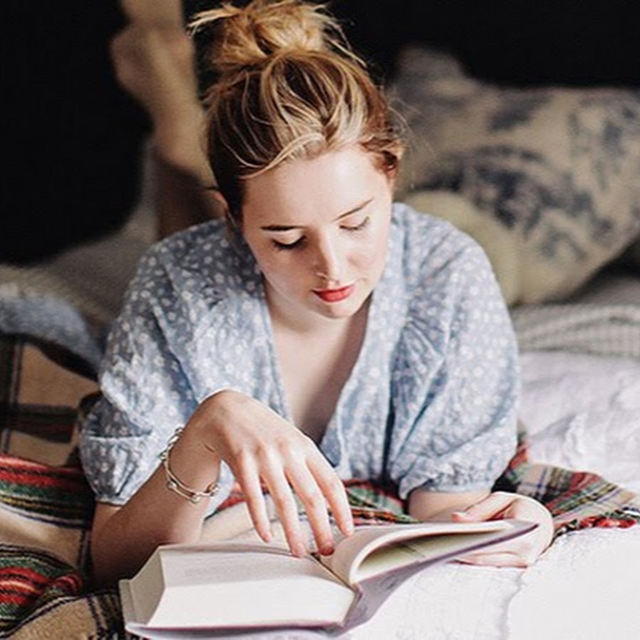 Читать книгу и спать. Чтение в постели. Чтение в кровати. Девушка читает в кровати. Фотосессия с книгой в постели.
