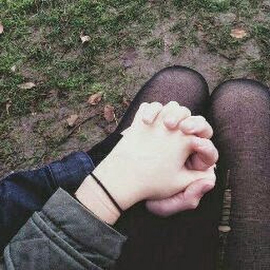 парочки без лица. рука мальчика на ноге девочки. ноги влюбленных. рука мальчика на ноге девочки. мальчик в кроссовках.