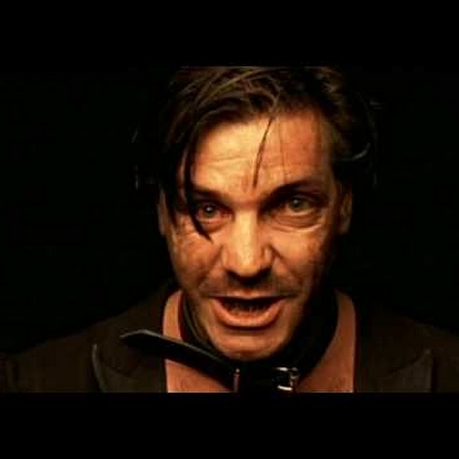 Du riechst so gut. Раммштайн америка фото. Тилль линдеманн 2004. Рамштайн сонне. Раммштайн клип.